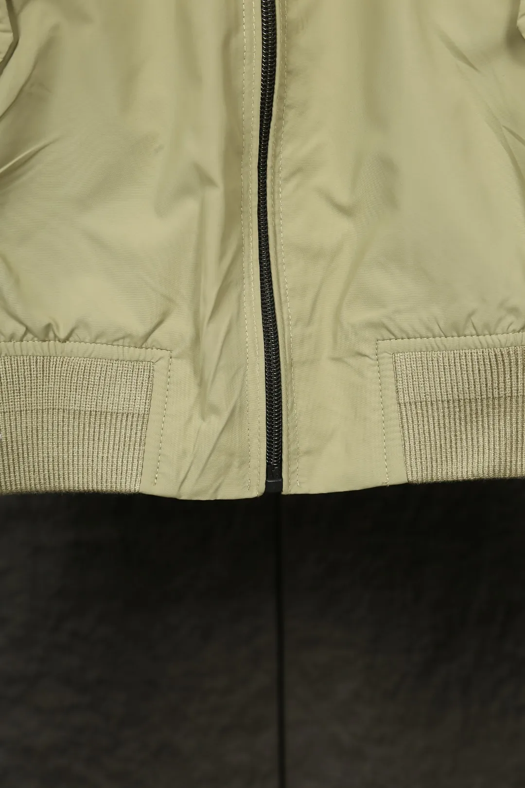 P320 Real photos [Evergreen all year round] Style number: 25025# (on sale all year round) Color: black/light card/gray white Size: S to XL - Ralph Lauren/Ralph Lauren SS25 new double-layer windproof and water-repellent classic old cadre style light casual jacket - double-layer design same color inside and outside S237 high-density micro-water-repellent craft fabric (100% T) ✅ | - Custom-woven double-layer rabbit velvet needle thread, non-market wrong version of mercerized cotton ✅ - Customized two-color webbing strip on the back collar, with zipper side pockets inside ✅ - POLO brand zipper, genuine leather zipper piece, dark and light two-color buttons ✅ - RL25SS new jacket The fabric is made of lightweight polyester fiber, windproof and waterproof, more lightweight, suitable for traveling or daily outdoor sports, simple line design and wide and neat tailoring, unisex style for both men and women Good for commuting, classic and durable